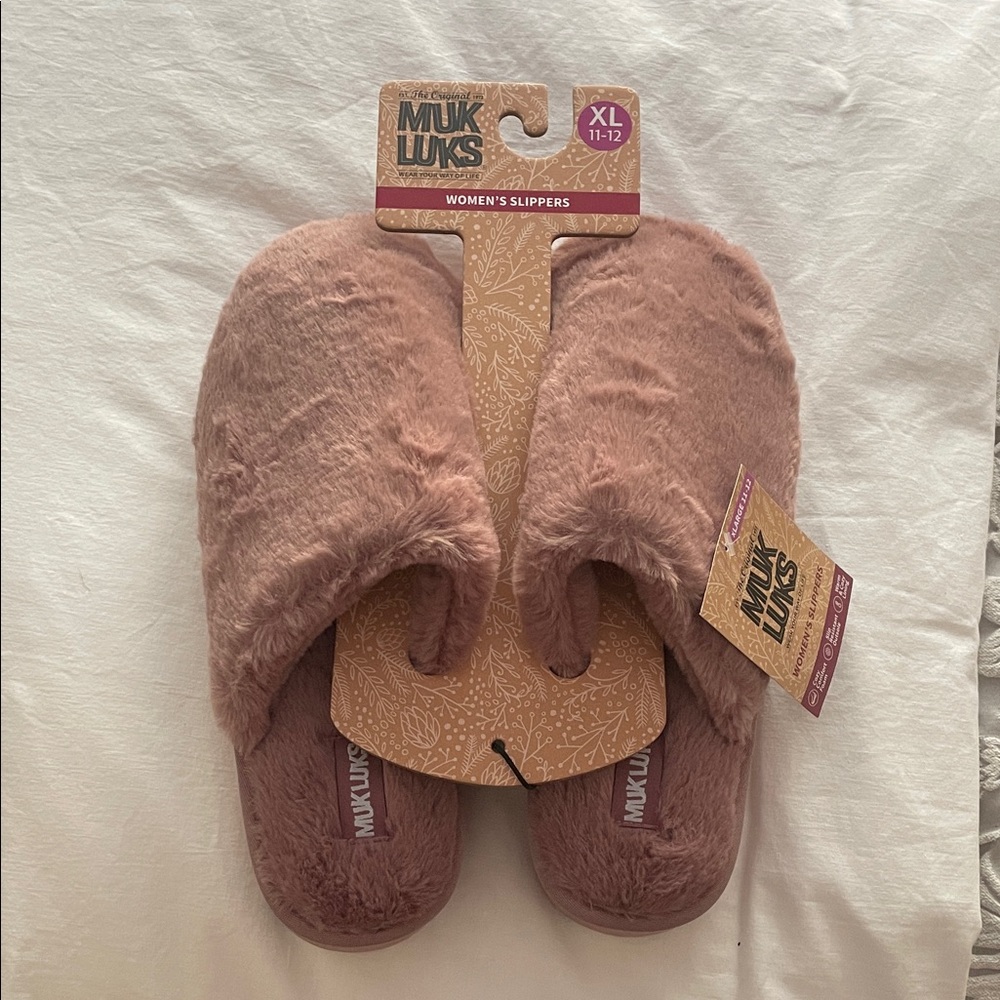 NWT Muk Luks Women’s Fuzzy Slippers in Soft Pink